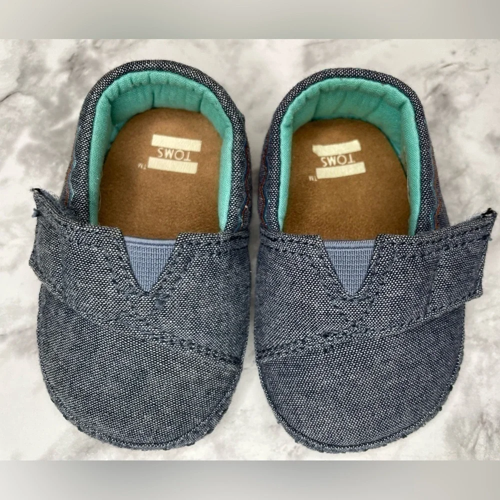 TOMS Baby Moccasins Size 2 Infant Toddler Blue Chambray Embroidered